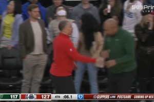 合砍73分！??哈登賽后接受女記者采訪，鮑威爾過來偷偷在登哥頭上比耶！