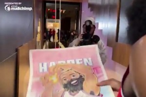 哈登賽后為球迷簽名，最后被一幅登哥漫畫驚艷到了??