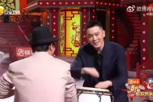 遼籃現(xiàn)身遼寧衛(wèi)視春晚：楊鳴穿著西裝運(yùn)球，趙繼偉還上演暴扣