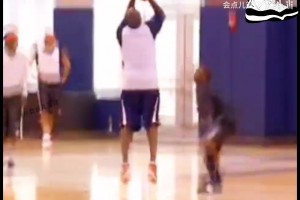 動(dòng)作依舊舒展！珍貴影像：年近50的喬丹單挑黃蜂隊(duì)！