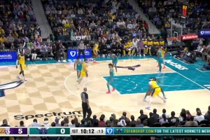 園區(qū)眉！濃眉首節(jié)12中9砍21分11板，比黃蜂全隊還多2分！