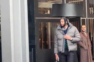 球迷在費城酒店蹲守到濃眉 濃眉在普通人里也是人高馬大?。。? >
                                        </div>
                                    </div>
                                    <div   id=