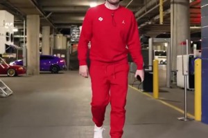 這大胖小子??東契奇曬一身紅穿搭：帶著這滿滿的春節(jié)紅火氣息