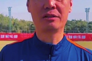 青島海牛主帥李霄鵬給大家拜年了