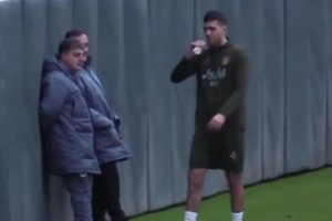 羅德里現(xiàn)身訓(xùn)練場(chǎng)，膝蓋留下超長(zhǎng)疤痕