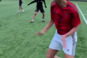 球迷模仿穆西亞拉！不能說很像，簡直就是一模一樣！