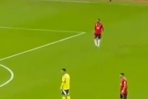 對(duì)手球迷大喊“梅西”！ C羅做撫耳動(dòng)作回應(yīng)??