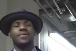 好青澀?。≌材匪?韋德當(dāng)年首次參加全明星，和卡特一同入場