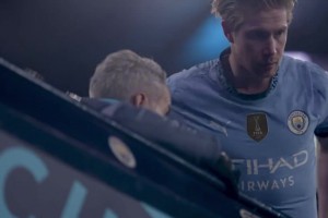 偷感很重的拍攝??德布勞內是大大方方的換，你這偷偷摸摸的拍啊