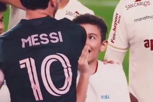 當(dāng)小球童們見(jiàn)到梅西，滿眼的崇拜??