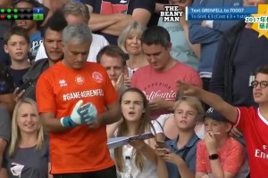 穆帥不僅當(dāng)教練狂，當(dāng)門將也狂??！