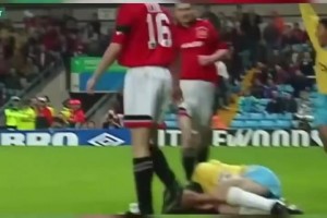 名場面??索斯蓋特飛鏟基恩，基恩憤怒上前埃爾文還指著罵