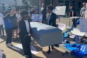 ??心碎！獨(dú)行俠球迷抬棺來到球館門口“愿球隊安息”