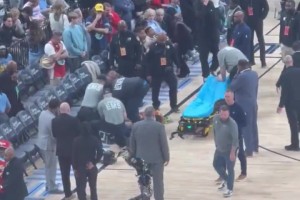 這是怎么回事？灰熊場(chǎng)邊一名球迷突然上了擔(dān)架，比賽因此暫停