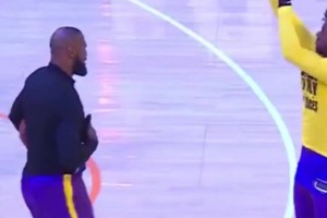 有點瘋！工作人員遞水，加內(nèi)特接了就往臉上倒，隊友都驚呆了