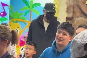 網(wǎng)友遇見(jiàn)易建聯(lián)帶孩子出游，戴著墨鏡口罩，但這身高遮不住啊