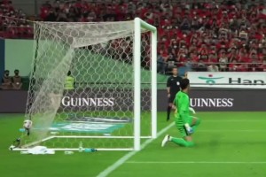 對方教練席為什么神情慌張？因為梅西開始熱身了！