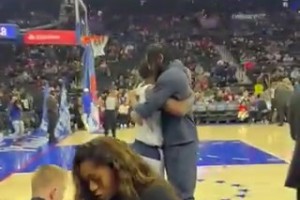 快速融入！上場(chǎng)前濃眉與歐文緊緊相擁