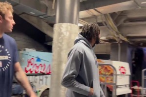 大史：東契奇的腿筋拉傷不可能跟哈登一樣的 他年輕不會帶傷出戰(zhàn)