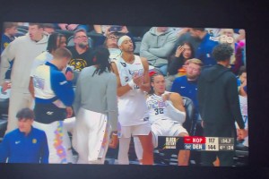 你倆搞什么？約基奇和小喬丹在板凳席上都快吻起來了