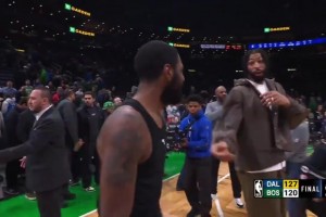 開(kāi)心??戰(zhàn)勝綠軍后歐文與濃眉擊掌互動(dòng)，還給后者來(lái)了一套組合拳