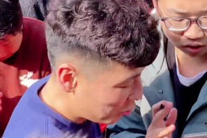 正在康復治療的武磊被大量球迷圍堵著要簽名??人家還有傷呢