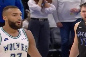 外網(wǎng)湖蜜：期待著東契奇在季后賽中，面對約基奇做出這個動作！