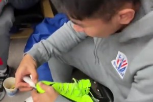 手藝人！怪不得于漢超能進(jìn)球，一雙鞋子縫縫補(bǔ)補(bǔ)又一年??