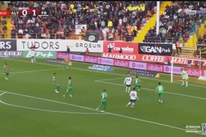 危險(xiǎn)??塔利斯卡土超破門(mén)后慶祝，被對(duì)手球迷水瓶砸中應(yīng)聲倒地