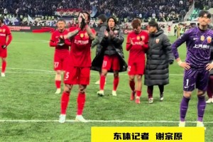 賽后謝場(chǎng)時(shí)海港眾將難掩失望，穆斯卡特安慰鼓勵(lì)球員