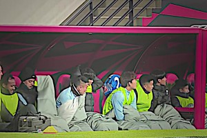 失敗總是貫穿人生始終，而每個(gè)成功的人都是從跌倒處爬起來的！