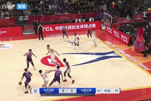 硬氣！陳國豪假動作騙過對手，隨后頂著兩人高難度上籃打進(jìn)！