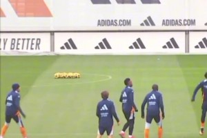 這訓(xùn)練氛圍??搶圈游戲姆巴佩和維尼模仿恩德里克夠不著球