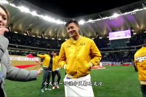 這造型不錯(cuò)！奪冠慶典上，蔣圣龍的黃戰(zhàn)袍配“長裙”很吸睛