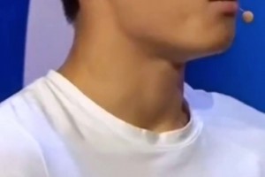 武磊：我怎么說(shuō)也是著名前鋒，你讓我親就親？??