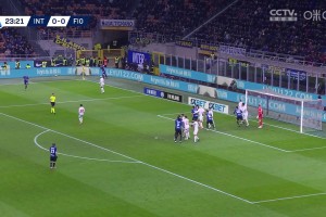 缺乏些運(yùn)氣！勞塔羅人群中搶點(diǎn)成功，可惜頭球擊中橫梁