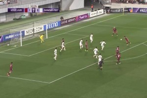 連續(xù)圍攻！鍬先祐彌跟進(jìn)爆射，皮球擊中立柱彈入球網(wǎng)