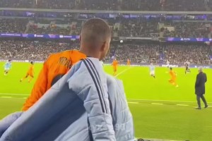 太激動(dòng)！貝林厄姆破門后姆巴佩直接沖進(jìn)場(chǎng)，那時(shí)比賽還沒(méi)結(jié)束??