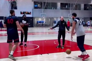 ??真就當(dāng)中鋒練了！西蒙斯和祖巴茨一起訓(xùn)練拋投