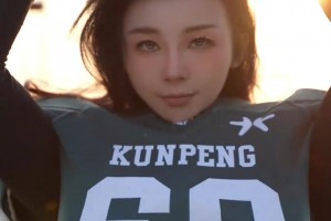 張曼源身穿橄欖球裝備 看著真壯實(shí)！