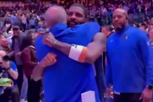 ??歐文在比賽結(jié)束后擁抱了所有球員和教練組的人