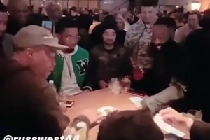 這哥倆干啥呢？全明星周名場(chǎng)面：哈登威少米切爾一起打牌！