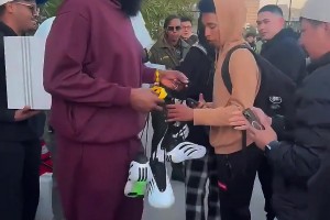 優(yōu)質(zhì)偶像！哈登落地舊金山去籃球公園回饋球迷 贈(zèng)送球迷哈登9