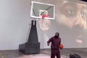 玩嗨了！登哥投進(jìn)一個(gè)超遠(yuǎn)三分后轉(zhuǎn)圈抖肩起舞??