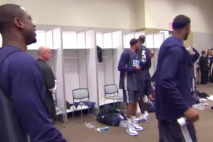 剪掉了地壟溝！09年全明星賽 艾弗森向隊友們展示了他的新發(fā)型