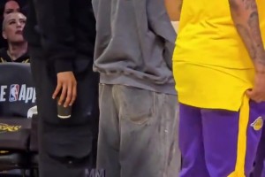 17張牌你能秒我？全明星周名場(chǎng)面：哈登威少鏖戰(zhàn)牌局！