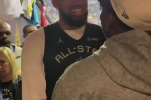 這笑聲太魔性了??唐斯和華子通道偶遇 激情擁抱