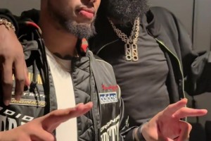 阿迪雙雄！哈登曬和利拉德的合影：登哥摟著表哥 表哥雙手比耶~