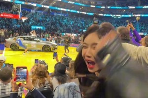 美娜曬視頻：誰懂現(xiàn)場看NBA的快樂??？讓我看看哪個小子酸了??