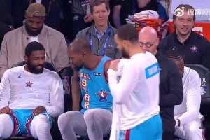 今日杜蘭特與歐文在場(chǎng)邊熱聊，他倆身后的老詹默默玩手機(jī)??